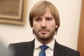 Ministr zažívá těžko období. Bouří se proti němu lékaři, lékárníci a nyní i odbory.