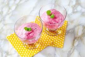 Rybízový sorbet.