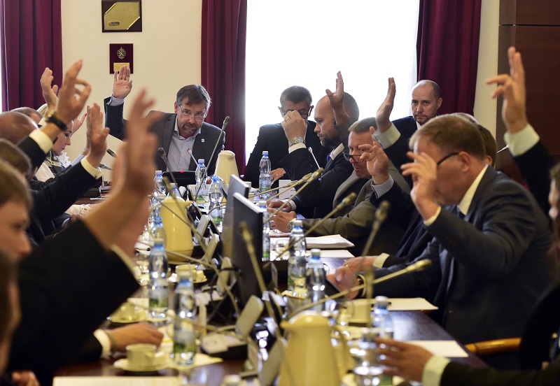 Jednání bezpečnostního výboru bylo přerušeno a poslanci se odebrali na plénum do Poslanecké sněmovny.