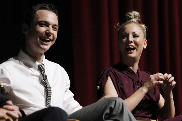 Jim Parsons (Sheldon) a Kaley Cuoco (Penny).