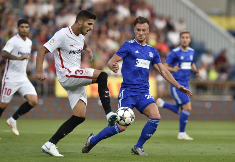 Martin Nešpor (v modrém) ze Sigmy Olomouc v souboji proti Berrocalovi.