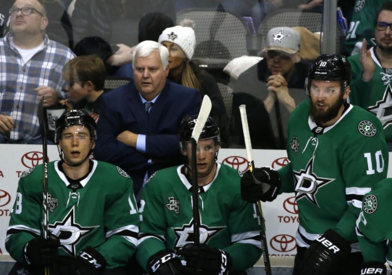 Lavička Dallasu v zápase NHL. Zleva Pitlick, Faksa a Hanzal.
