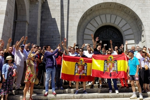 Příznivci Franca protestovali proti exhumaci fašistickým pozdravem.