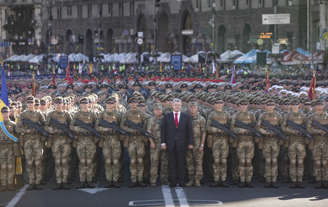 Petro Porošenko s nastoupenými jednotkami.