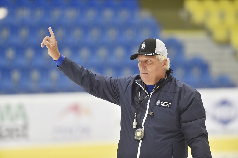 Trenér hokejové reprezentace Miloš Říha si pochvaloval přípravný kemp. Trenér hokejové reprezentace Miloš Říha si pochvaloval přípravný kemp.