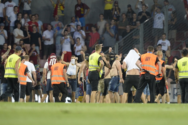 Fotbalová Sparta vyfasovala trest za řádění fanoušků v duelu se Suboticou. Fotbalová Sparta vyfasovala trest za řádění fanoušků v duelu se Suboticou.