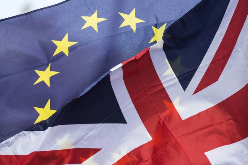 Vlajky Evropské unie a Británie. 