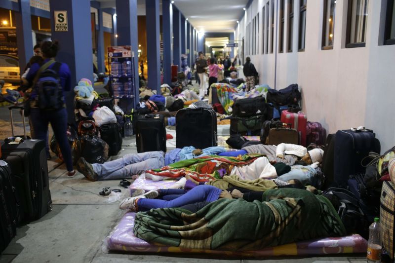 Venezuelané spí na hranicích s Peru.