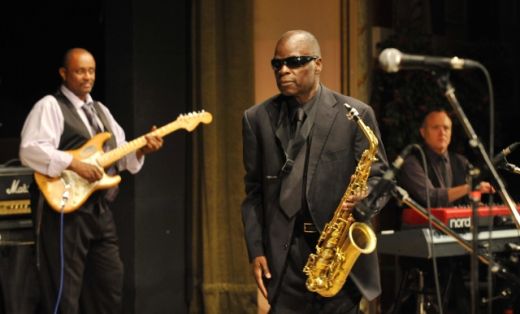 Americký altsaxofonista a zpěvák Maceo Parker.