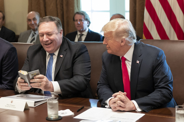 Ministr zahraničí USA Mike Pompeo (vlevo) a prezident Donald Trump.