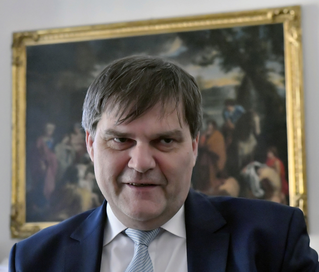 Ředitel zahraničního odboru Pražského hradu Rudolf Jindrák. Ředitel zahraničního odboru Pražského hradu Rudolf Jindrák.