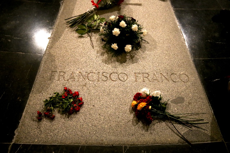 Španělská vláda plánuje exhumaci ostatků diktátora Franka. Španělská vláda plánuje exhumaci ostatků diktátora Franka.