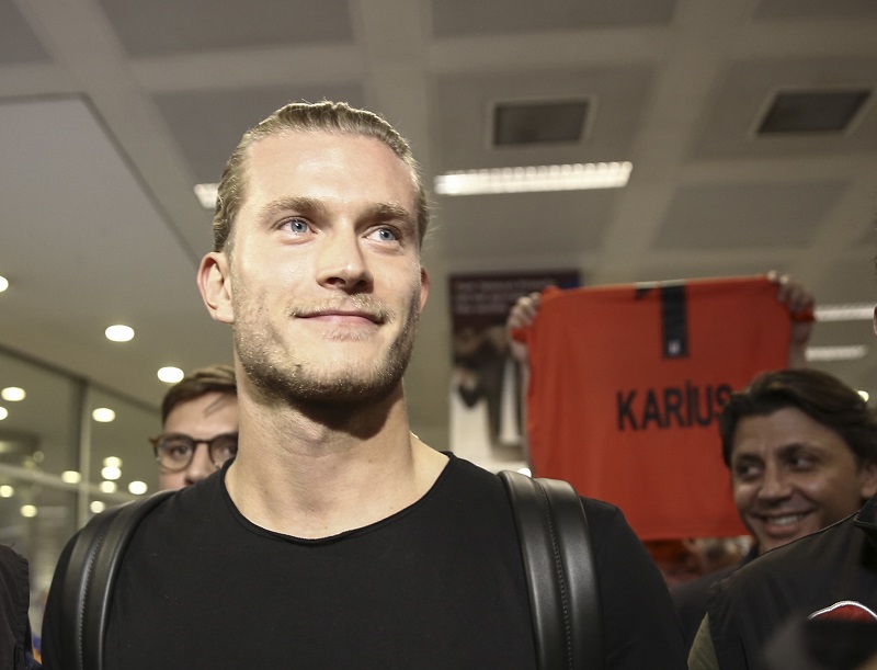 Loris Karius po svém příletu do tureckého Istanbulu.