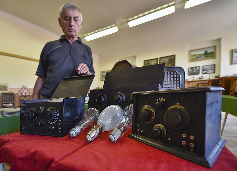 Sběratel Jaroslav Jirásek ukazuje historické rozhlasové přijímače.