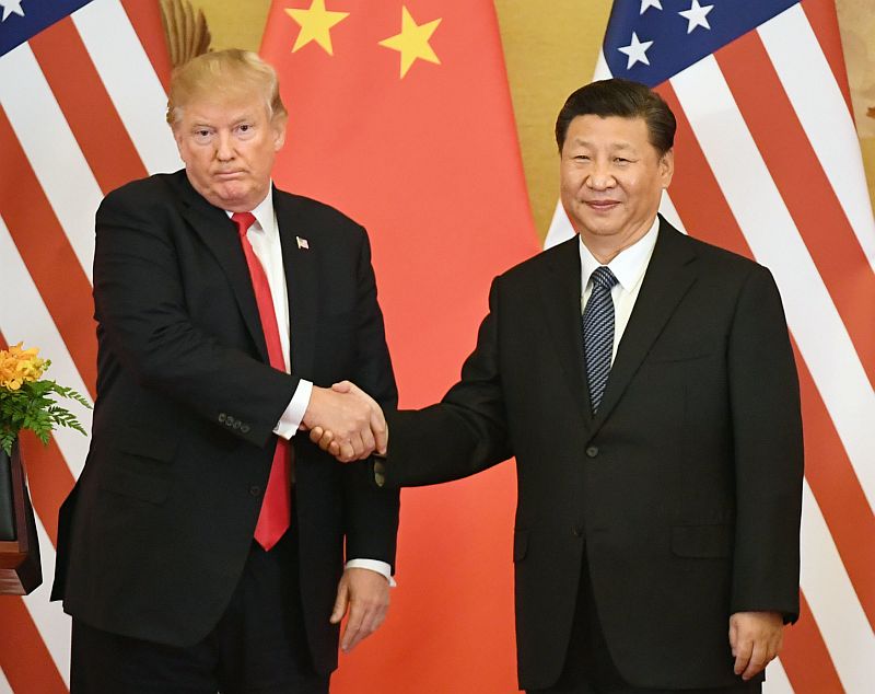 Americký prezident Donald Trump (vlevo) a jeho čínský protějšek Si Ťin-Pching.