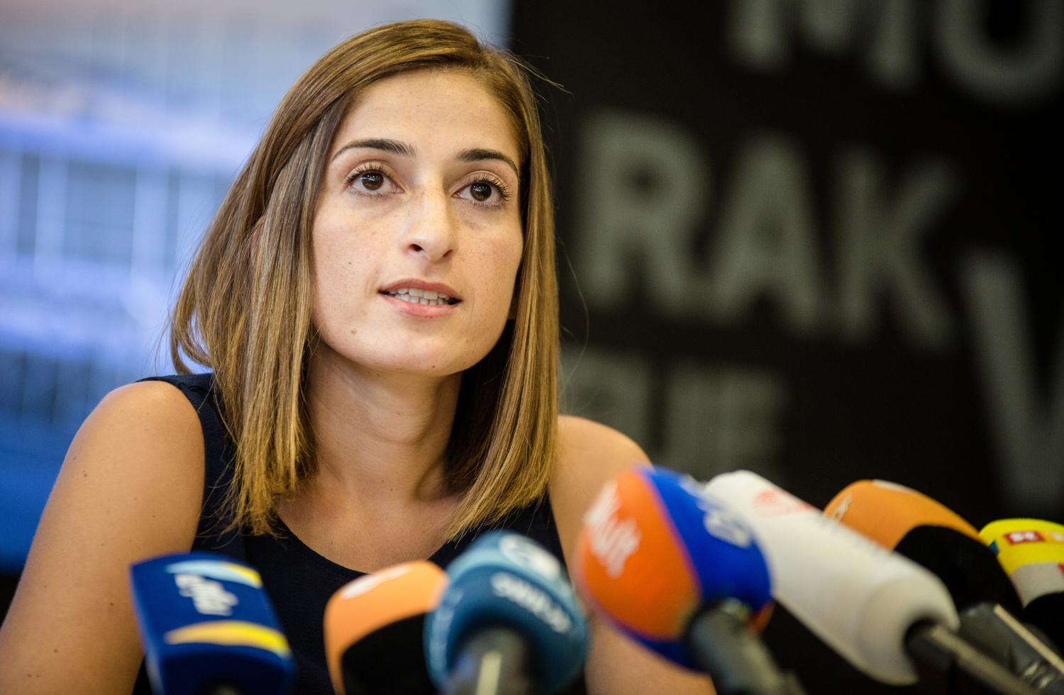 Mesale Toluová na tiskové konferenci po návratu do Německa.