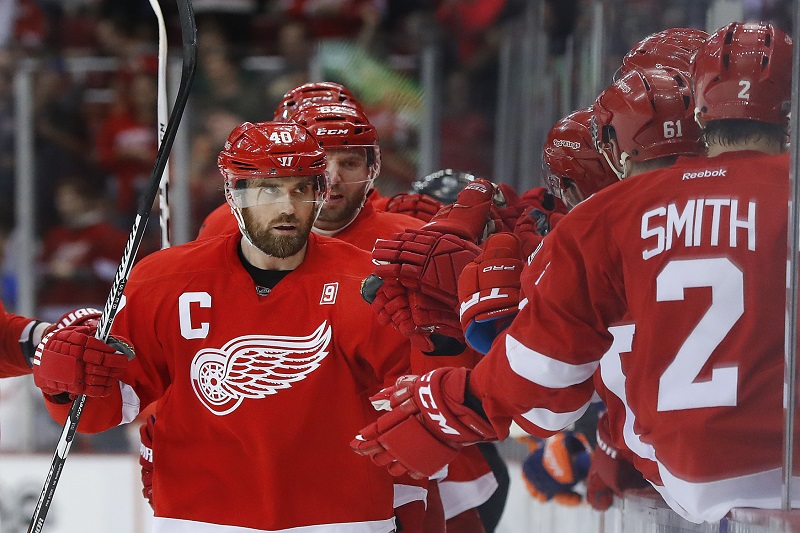 Švédský útočník Henrik Zetterberg možná vynechá celou nadcházející sezonu NHL. Švédský útočník Henrik Zetterberg možná vynechá celou nadcházející sezonu NHL.
