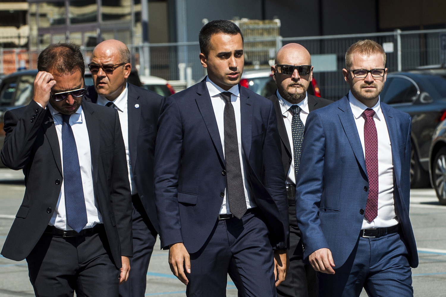 Italský vicepremiér Luigi Di Maio (uprostřed). Italský vicepremiér Luigi Di Maio (uprostřed).