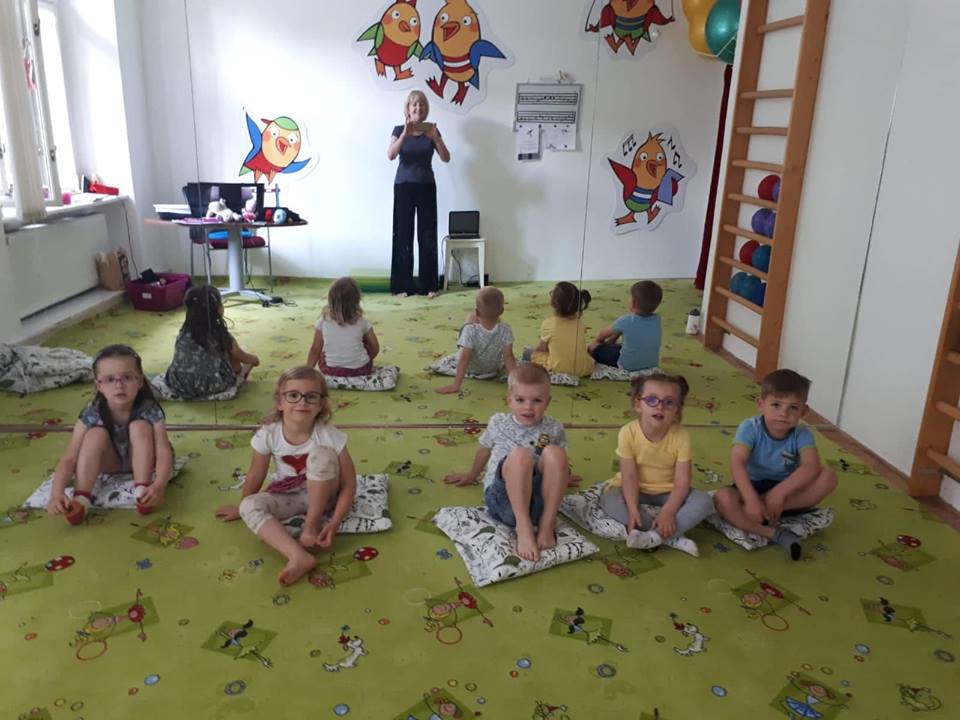 Jarmila Žilková s dětmi v kursech Hudebky. 