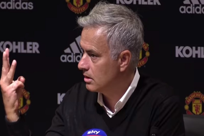 José Mourinho neunesl vysokou porážku. José Mourinho neunesl vysokou porážku.
