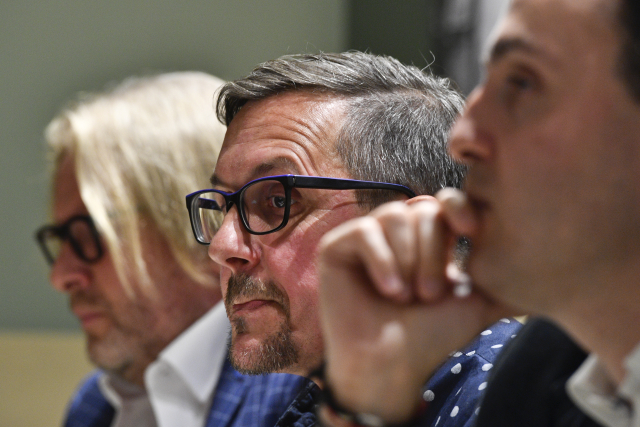 Zleva režisér David Drábek, umělecký šéf Michal Dočekal a divadelní ředitel Daniel Přibyl na tiskové konferenci k zahájení nové sezony MDP.
