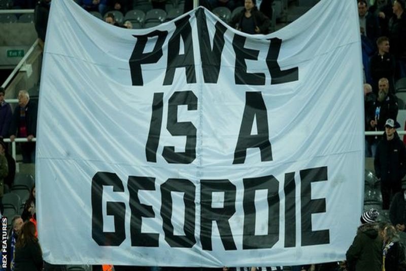 Po utkání s Chelsea zmizela ze stadionu Newcastlu vzpomínková vlajka na Pavla Srníčka.