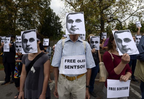 Demonstranti před ruským velvyslanectvím.
