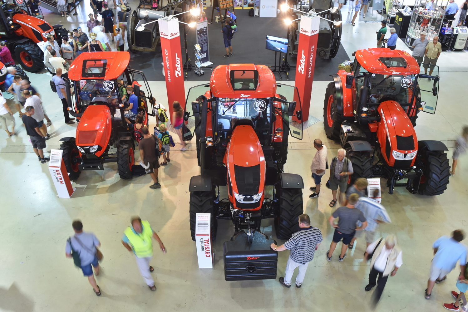 Expozice firmy Zetor Tractors s novým Crystalem uprostřed.