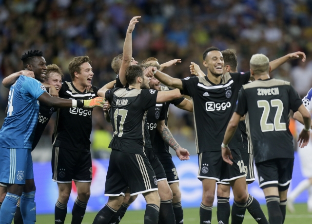 Radost fotbalistů Ajaxu po postupu do skupiny LM.