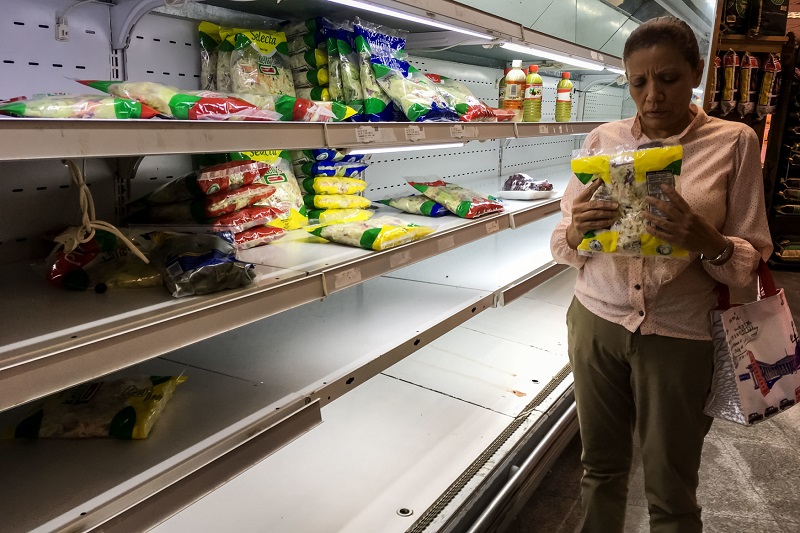Regály obchodů ve Venezuele zejí prázdnotou. 