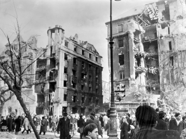 Snímek z maďarského povstání z roku 1956. Snímek z maďarského povstání z roku 1956.