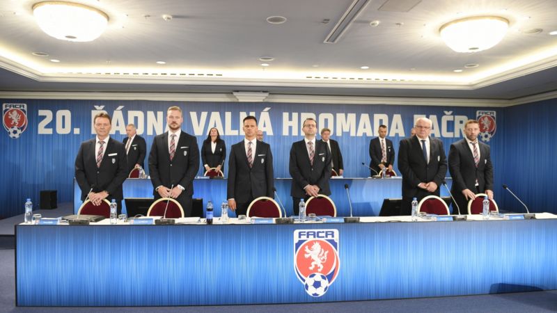 Český fotbal se potýká s úbytkem amatérských klubů a hráčů¨. Český fotbal se potýká s úbytkem amatérských klubů a hráčů¨.