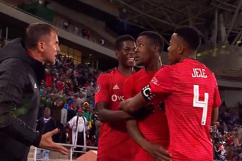 Diváci jihoafrické Premier League byli svědky neuvěřitelného divadélka. Diváci jihoafrické Premier League byli svědky neuvěřitelného divadélka.
