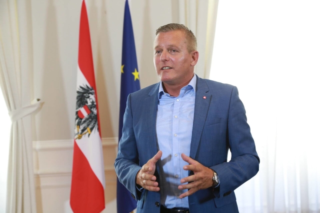 Rakouský ministr obrany Mario Kunasek.