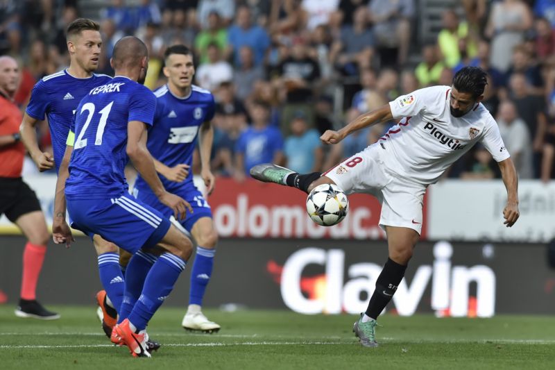 Michal Vepřek (v modrém) v domácím utkání proti Seville.