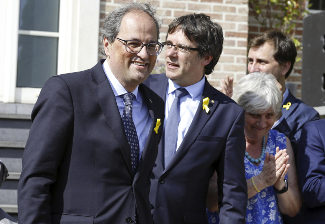 Katalánský separatistický premiér Quim Torra (vlevo).