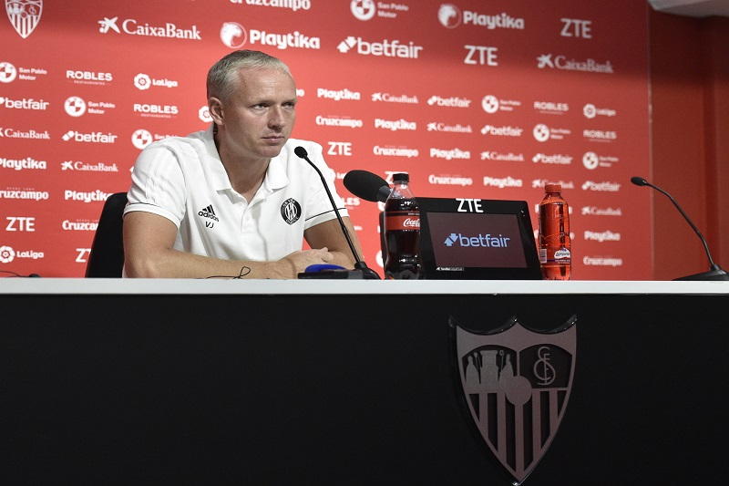 Olomoucký kouč Václav Jílek se po utkání v Seville vyjádřil k losu základních skupin LM. Olomoucký kouč Václav Jílek se po utkání v Seville vyjádřil k losu základních skupin LM.