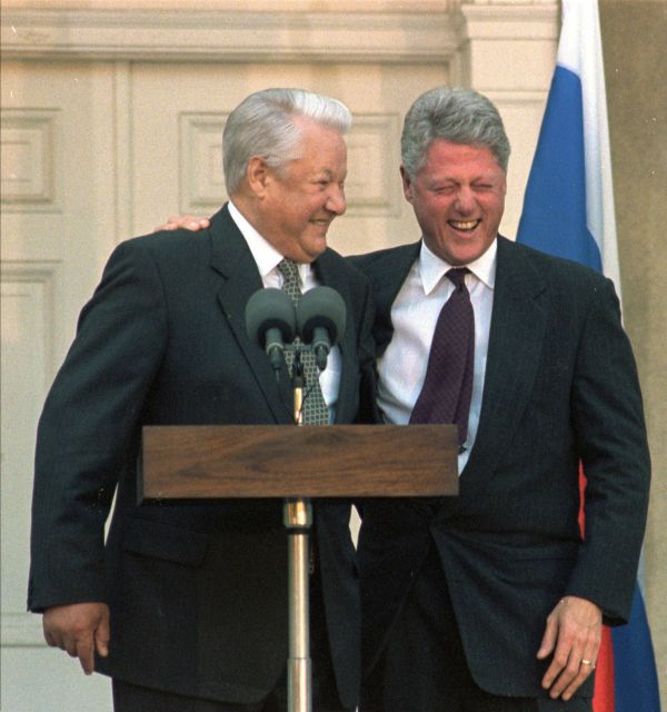 Ruský prezident Boris Jelcin (vlevo) a americký prezident Bill Clinton (vpravo). Ruský prezident Boris Jelcin (vlevo) a americký prezident Bill Clinton (vpravo).