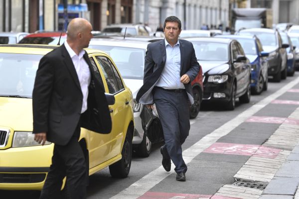 Předseda ČSSD Jan Hamáček přichází na jednání předsednictva strany.