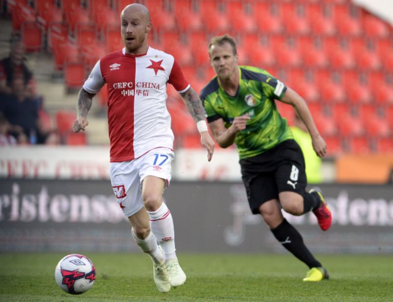 Miroslav Stoch (vlevo) a za ním běžící David Limberský.