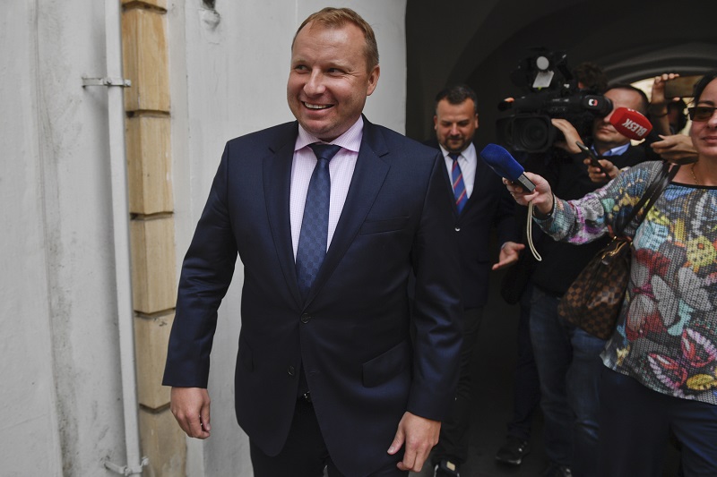 Miroslav Poche odchází ze zasedání širšího vedení ČSSD.