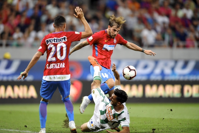 Jeden ze soubojů z odvetného utkání mezi FCSB a Rapidem Vídeň.