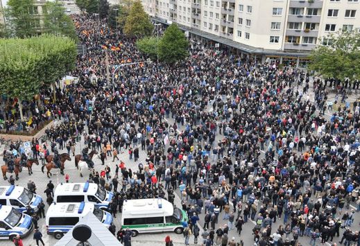 "Pryč s Merkelovou!" Na protestech v Chemnitzu byly i české vlajky