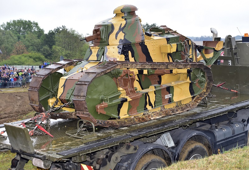 Historický tank Renault FT-17 na Tankovém dni ve Vojenském technickém muzeu Lešany.