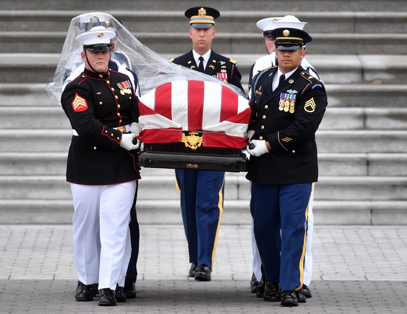 Rakev zesnulého senátora Johna McCaina na cestě z Kapitolu do washingtonské národní katedrály. 