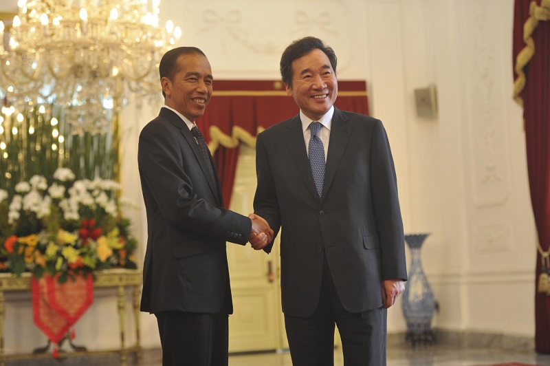 Prezident Indonésie Joko Widodo (vlevo) s jihokorejským premiérem Lee Nak-yeonem.
