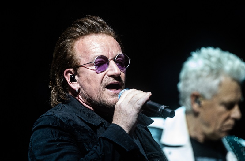Zpěvák Paul David Hewson (Bono) na koncertě v berlínské Mercedes-Benz Aréně.