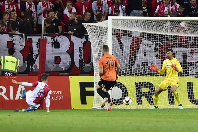 Radim Řezník v utkání proti Slavii (v oranžovém).