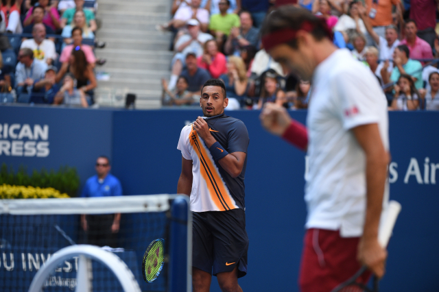 Kyrgios (v pozadí) nemůže uvěřit prohozu, který Federer právě zahrál.