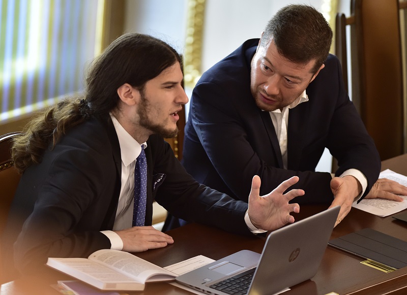 Pirát a místopředseda Poslanecké sněmovny Vojtěch Pikal (vlevo) a šéf SPD Tomio Okamura.